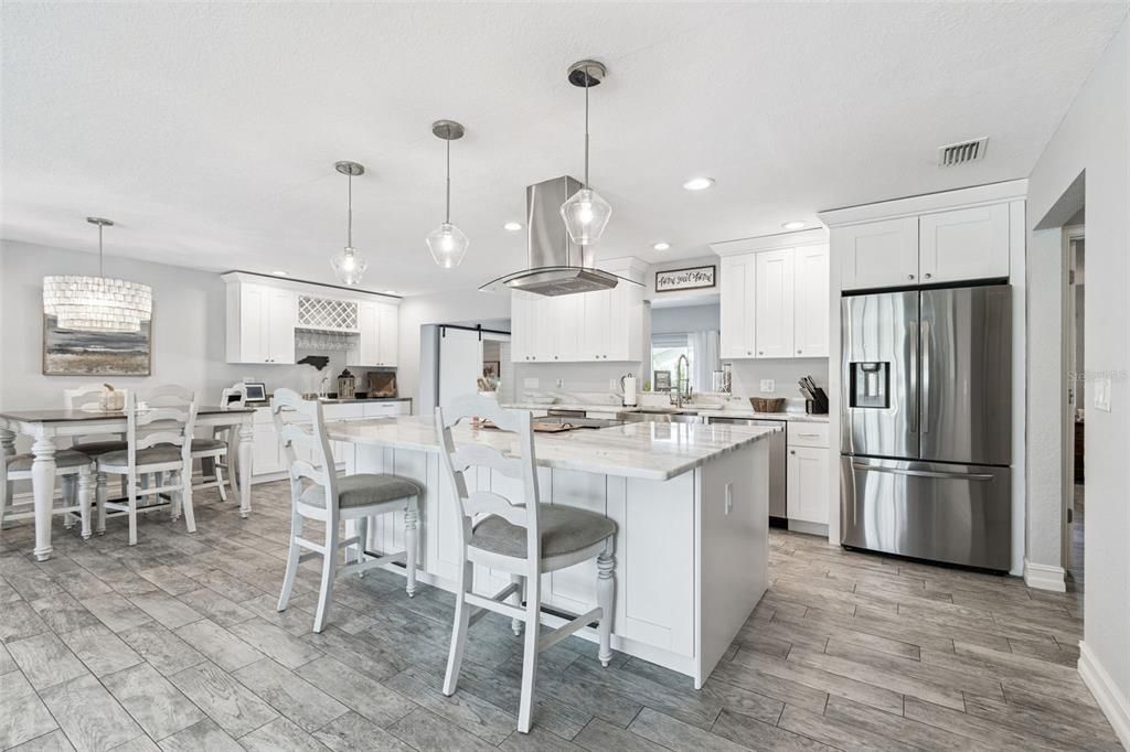 合同活跃: $649,900 (4 贝兹, 2 浴室, 2175 平方英尺)