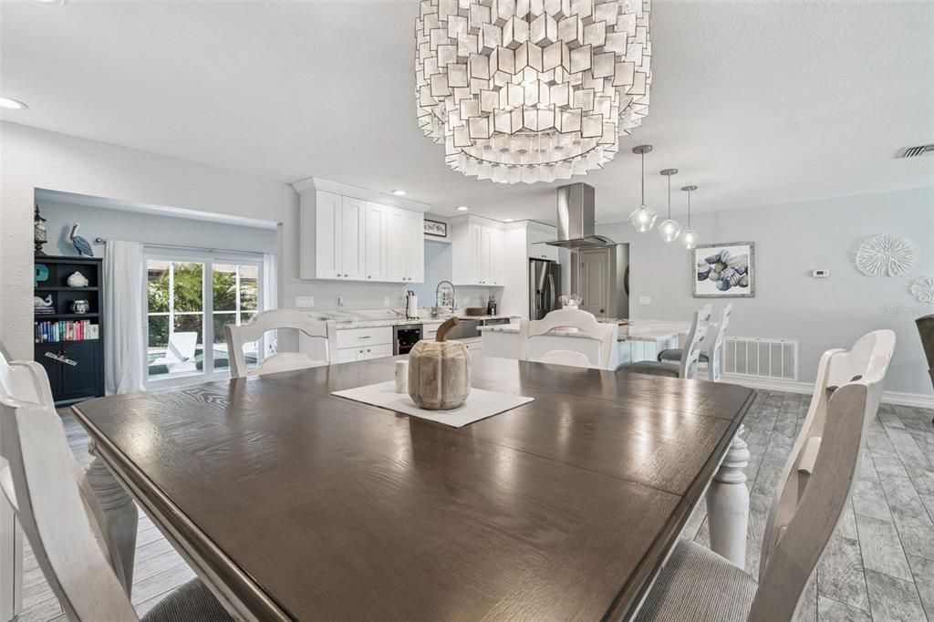 合同活跃: $649,900 (4 贝兹, 2 浴室, 2175 平方英尺)