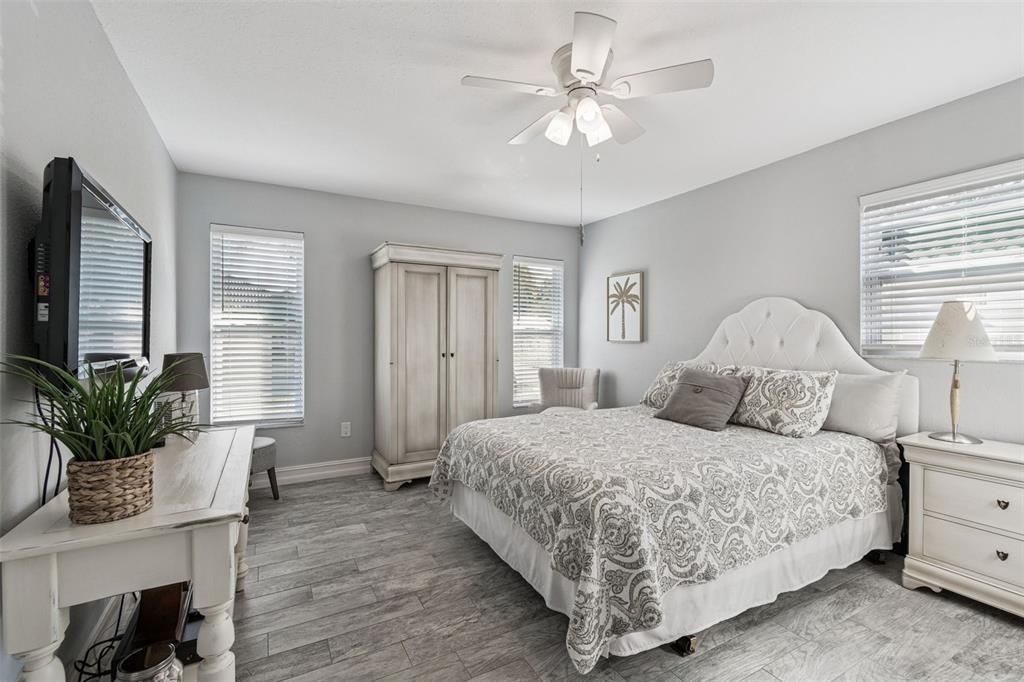 合同活跃: $649,900 (4 贝兹, 2 浴室, 2175 平方英尺)