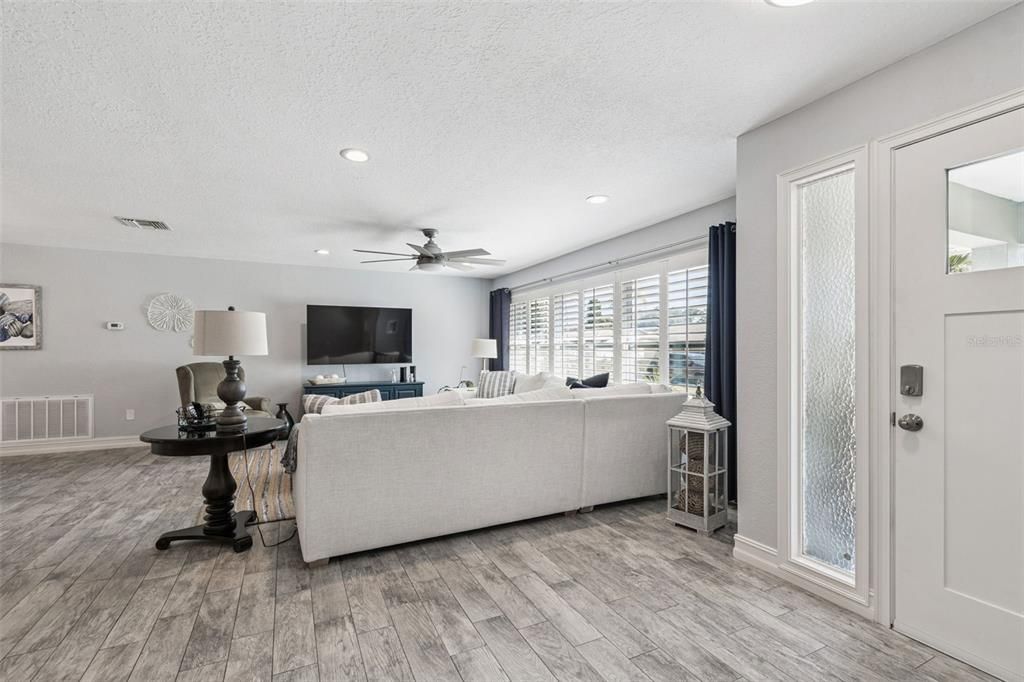 合同活跃: $649,900 (4 贝兹, 2 浴室, 2175 平方英尺)