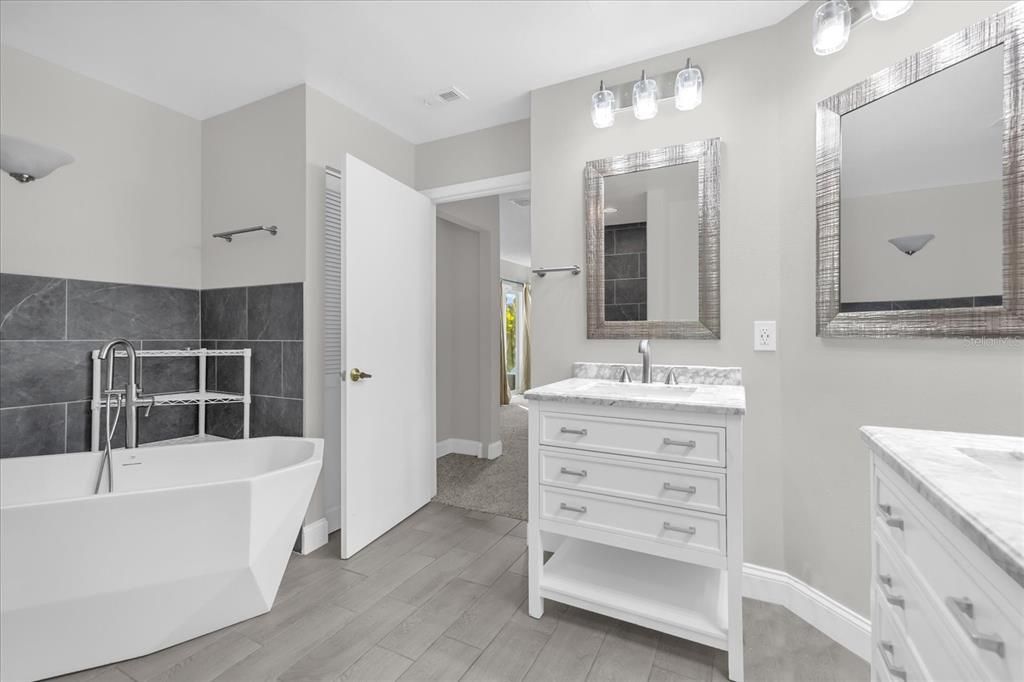 合同活跃: $2,700 (3 贝兹, 2 浴室, 1886 平方英尺)