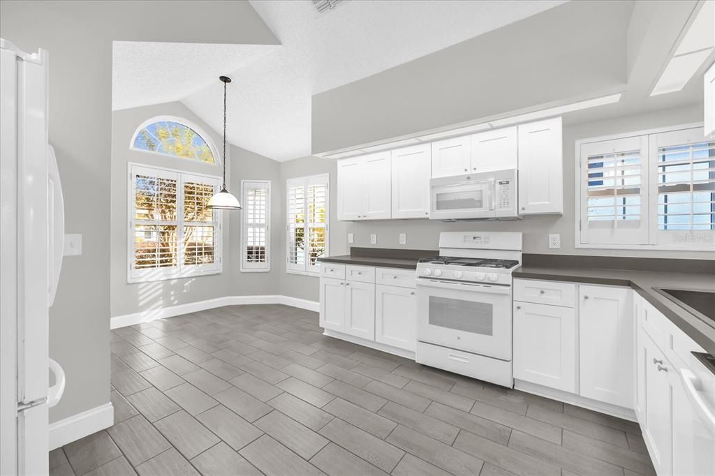 合同活跃: $2,700 (3 贝兹, 2 浴室, 1886 平方英尺)