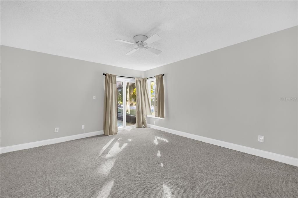 合同活跃: $2,700 (3 贝兹, 2 浴室, 1886 平方英尺)