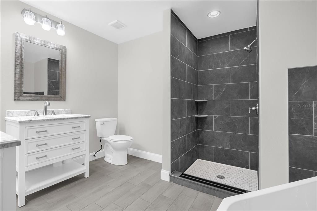 合同活跃: $2,700 (3 贝兹, 2 浴室, 1886 平方英尺)