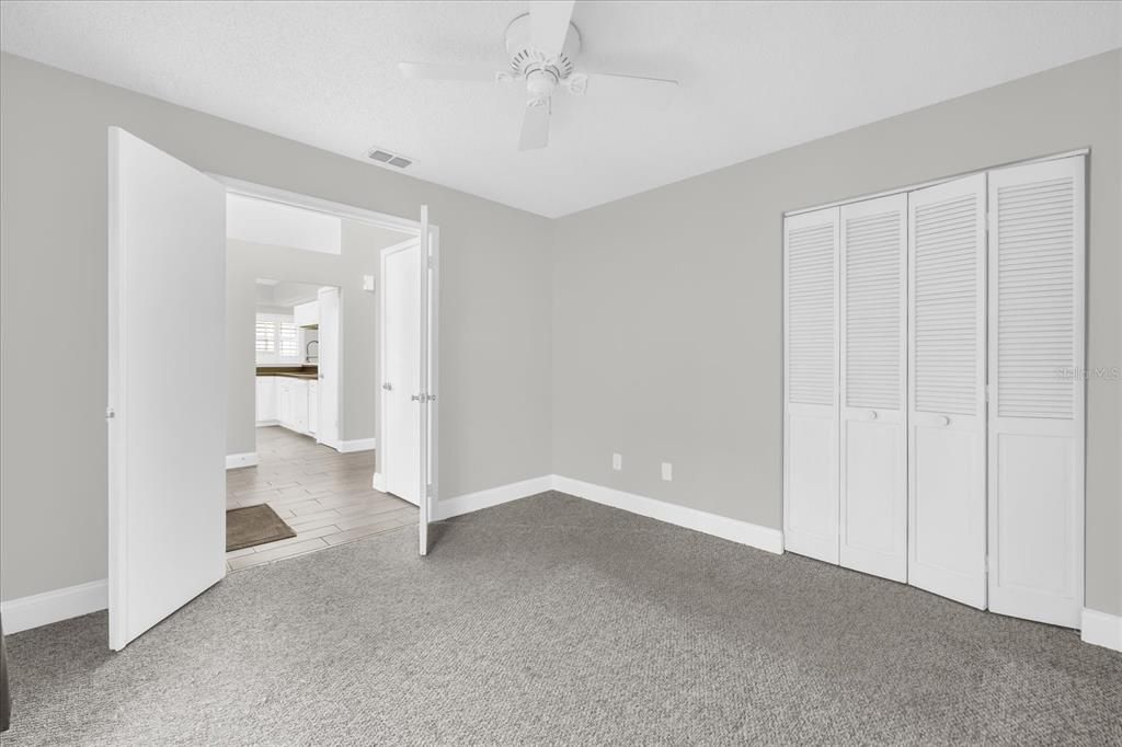 合同活跃: $2,700 (3 贝兹, 2 浴室, 1886 平方英尺)