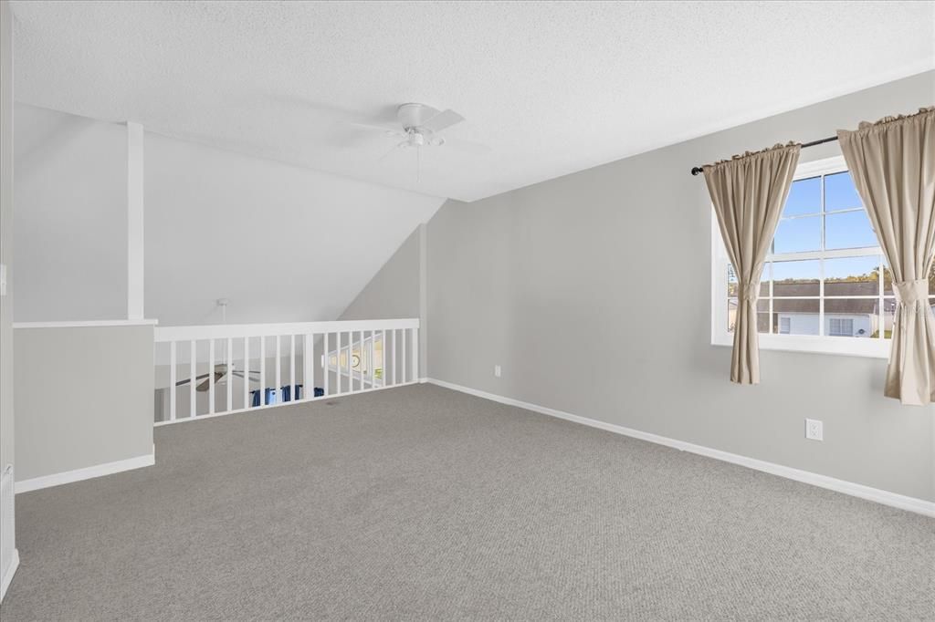 合同活跃: $2,700 (3 贝兹, 2 浴室, 1886 平方英尺)