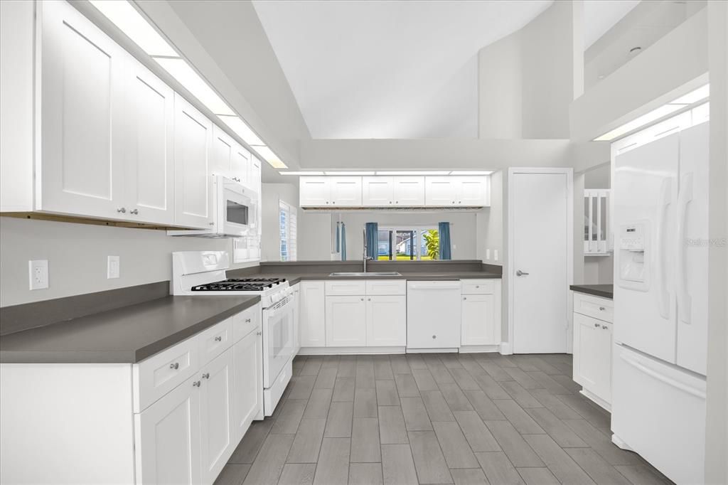 合同活跃: $2,700 (3 贝兹, 2 浴室, 1886 平方英尺)