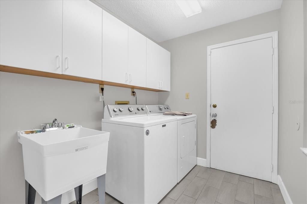 合同活跃: $2,700 (3 贝兹, 2 浴室, 1886 平方英尺)