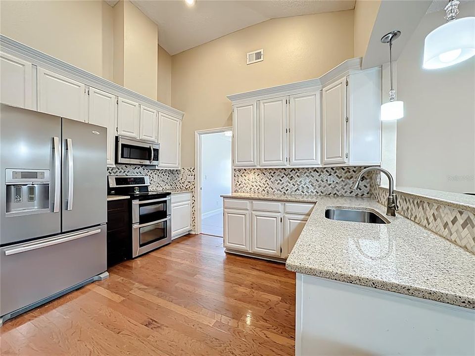 Под контрактом: $530,000 (5 спален, 2 ванн, 2287 Квадратных фут)