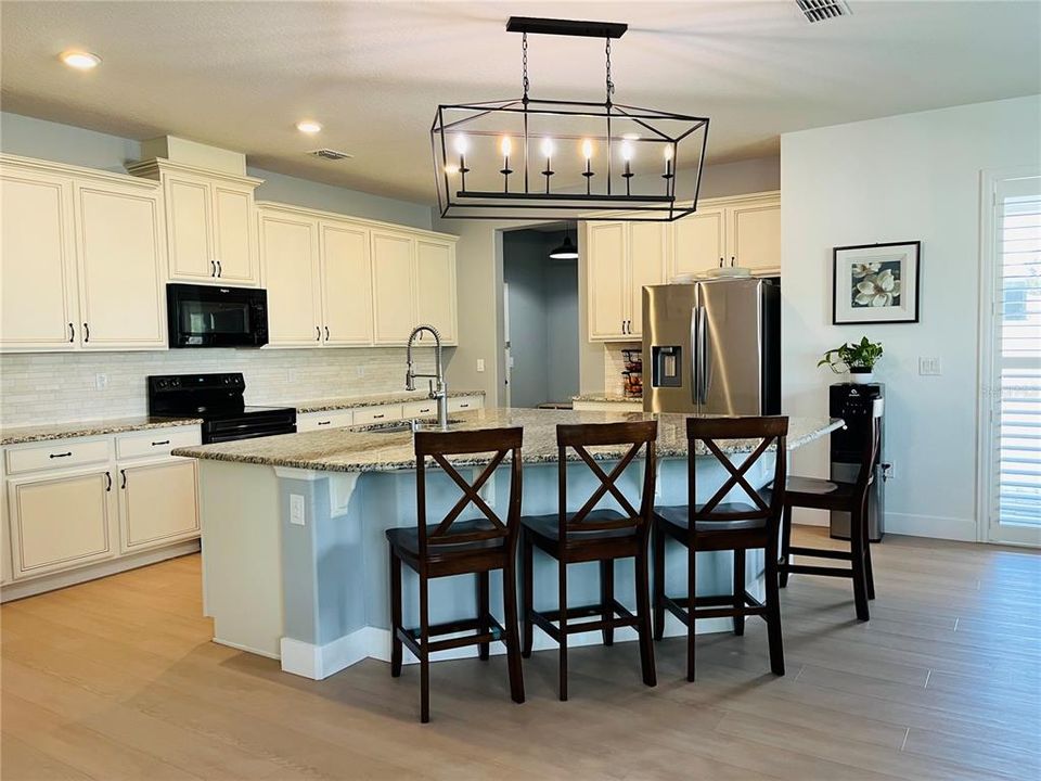 For Sale: $799,000 (5 beds, 4 baths, 3793 Square Feet)