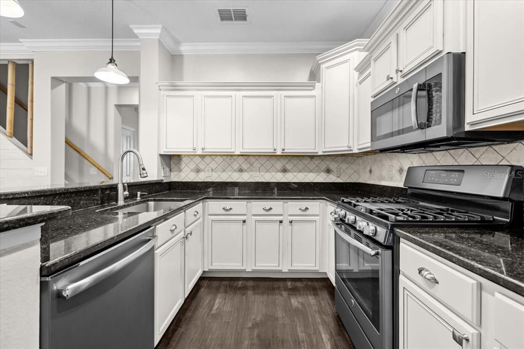 Active With Contract: $631,950 (4 beds, 3 baths, 2320 Square Feet)