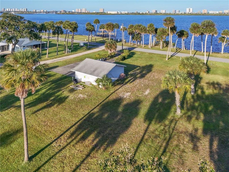 待售: $685,000 (0.46 acres)