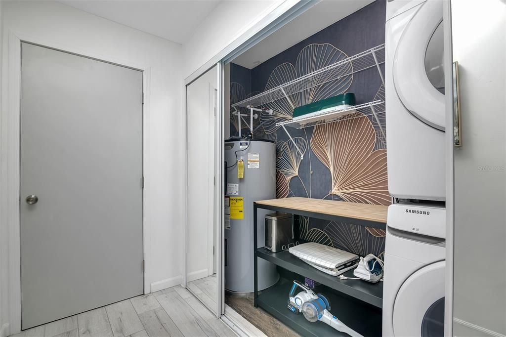 Под контрактом: $689,900 (3 спален, 2 ванн, 1905 Квадратных фут)