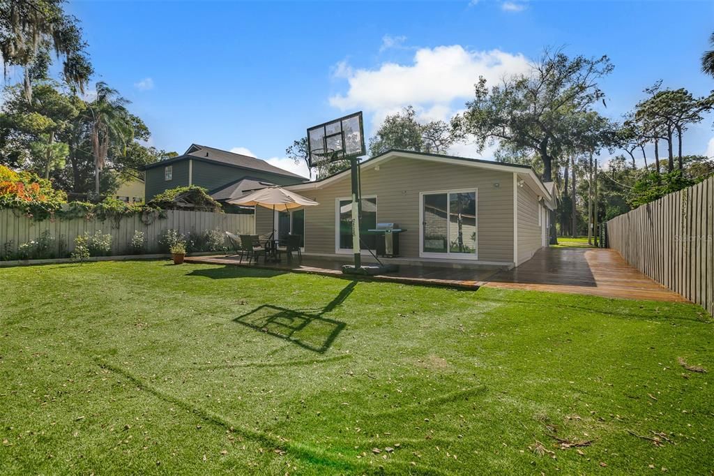 Под контрактом: $689,900 (3 спален, 2 ванн, 1905 Квадратных фут)