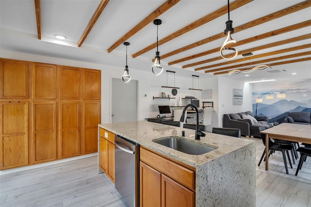 Под контрактом: $689,900 (3 спален, 2 ванн, 1905 Квадратных фут)