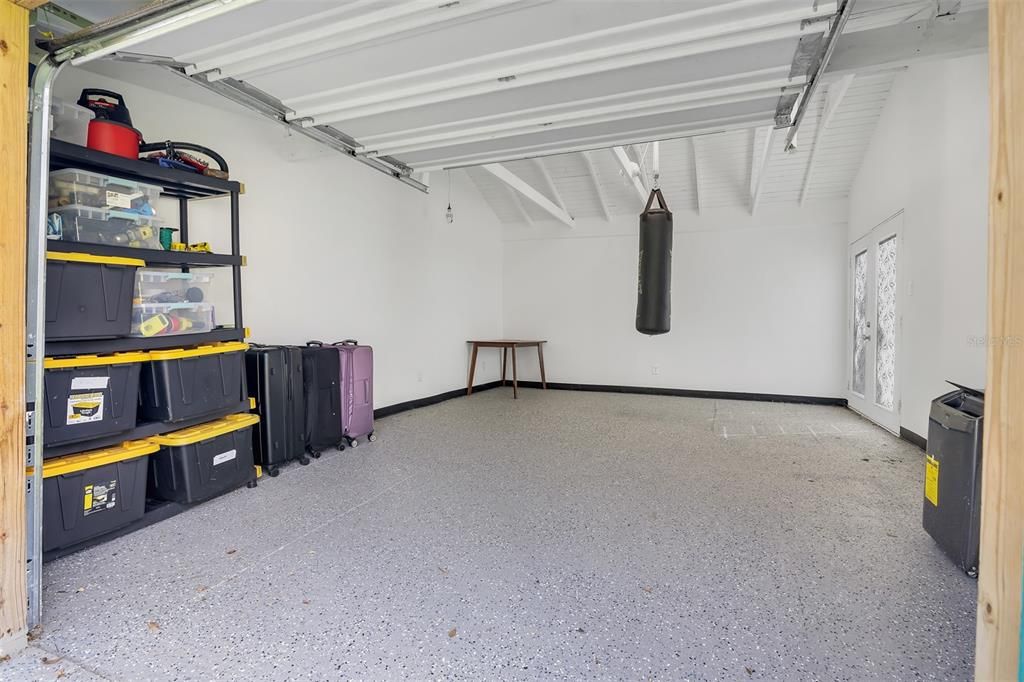 Под контрактом: $689,900 (3 спален, 2 ванн, 1905 Квадратных фут)