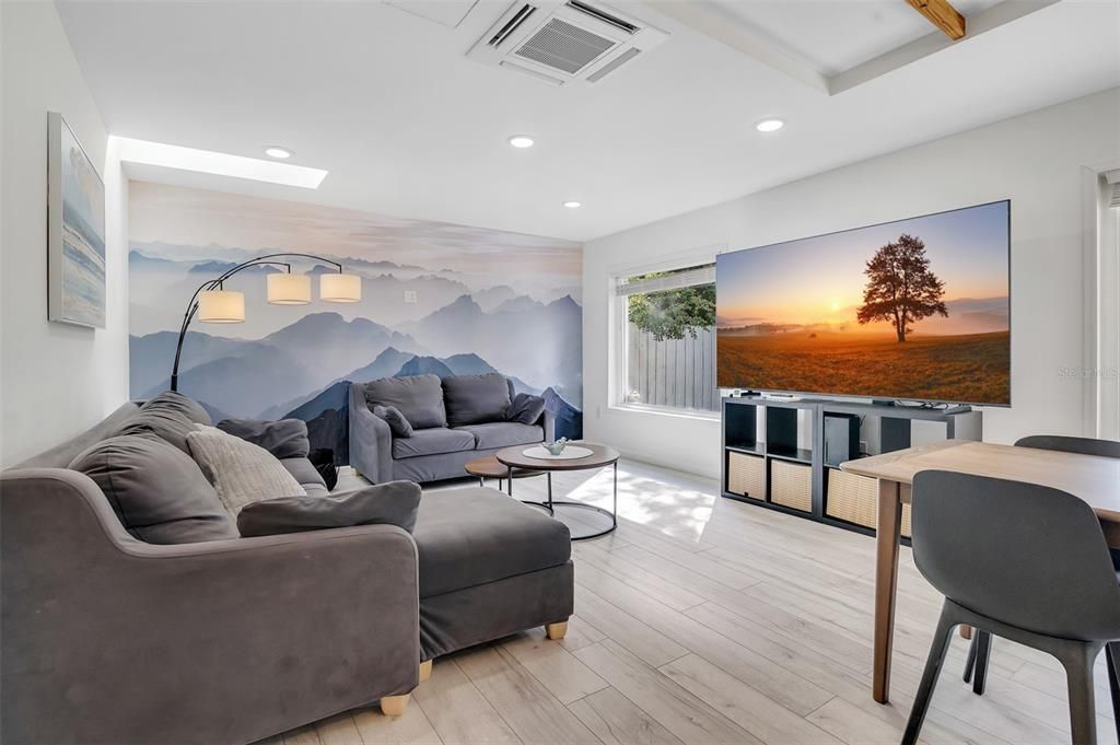 Под контрактом: $689,900 (3 спален, 2 ванн, 1905 Квадратных фут)