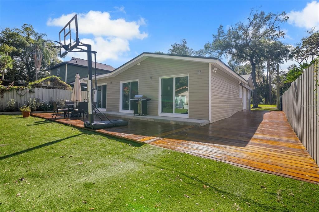 Под контрактом: $689,900 (3 спален, 2 ванн, 1905 Квадратных фут)