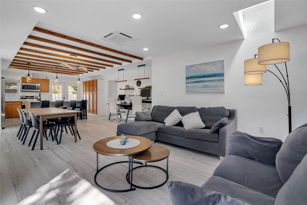 Под контрактом: $689,900 (3 спален, 2 ванн, 1905 Квадратных фут)