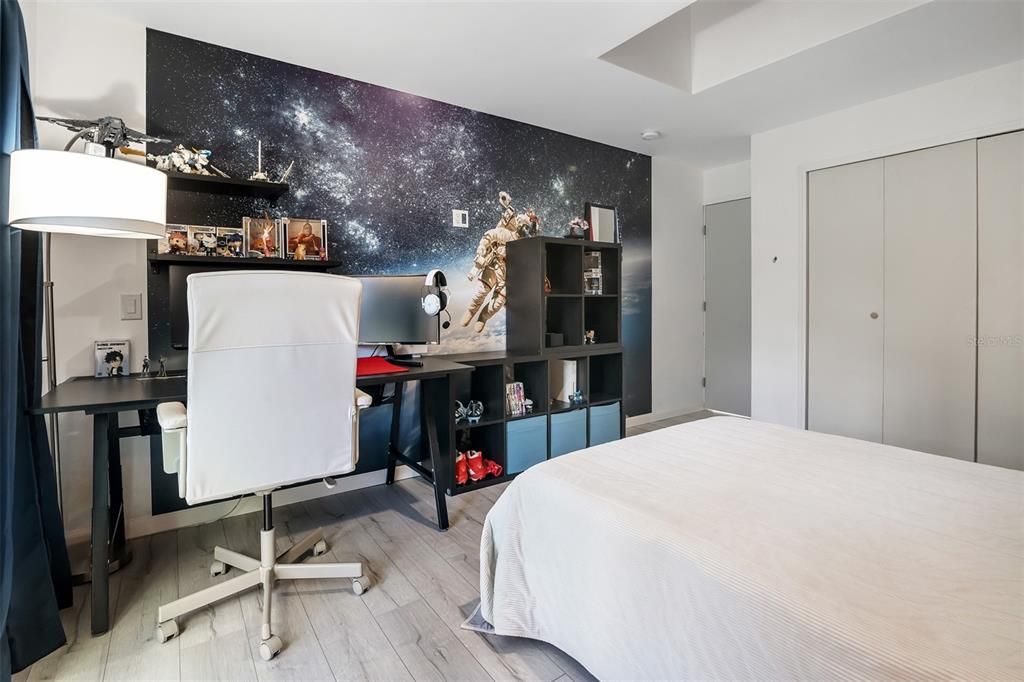 Под контрактом: $689,900 (3 спален, 2 ванн, 1905 Квадратных фут)