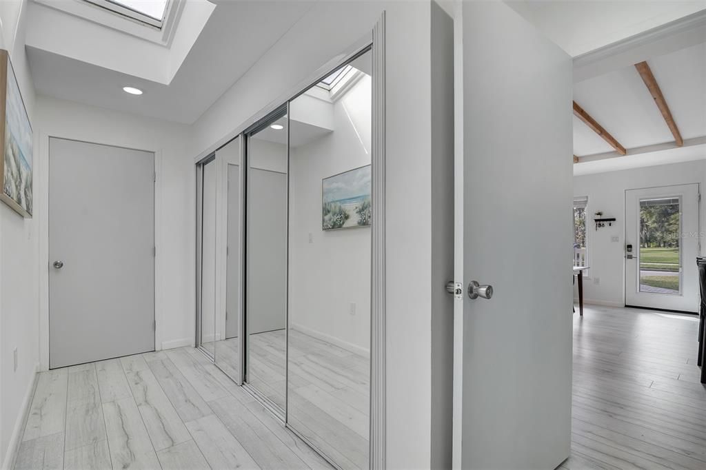 Под контрактом: $689,900 (3 спален, 2 ванн, 1905 Квадратных фут)