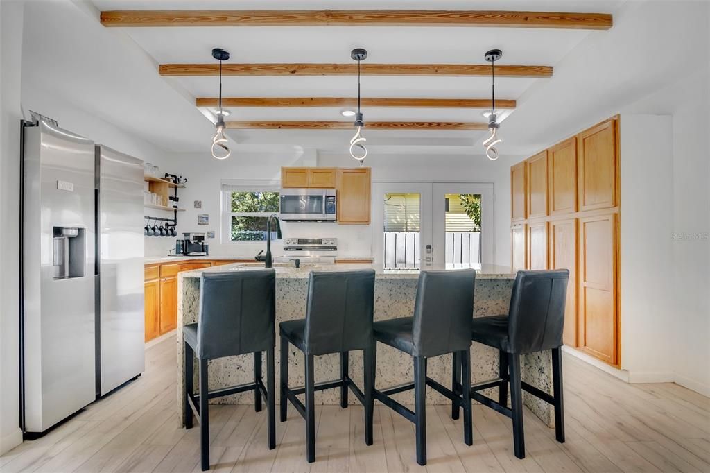 Под контрактом: $689,900 (3 спален, 2 ванн, 1905 Квадратных фут)