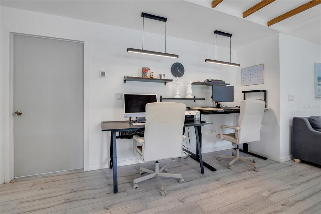 Под контрактом: $689,900 (3 спален, 2 ванн, 1905 Квадратных фут)