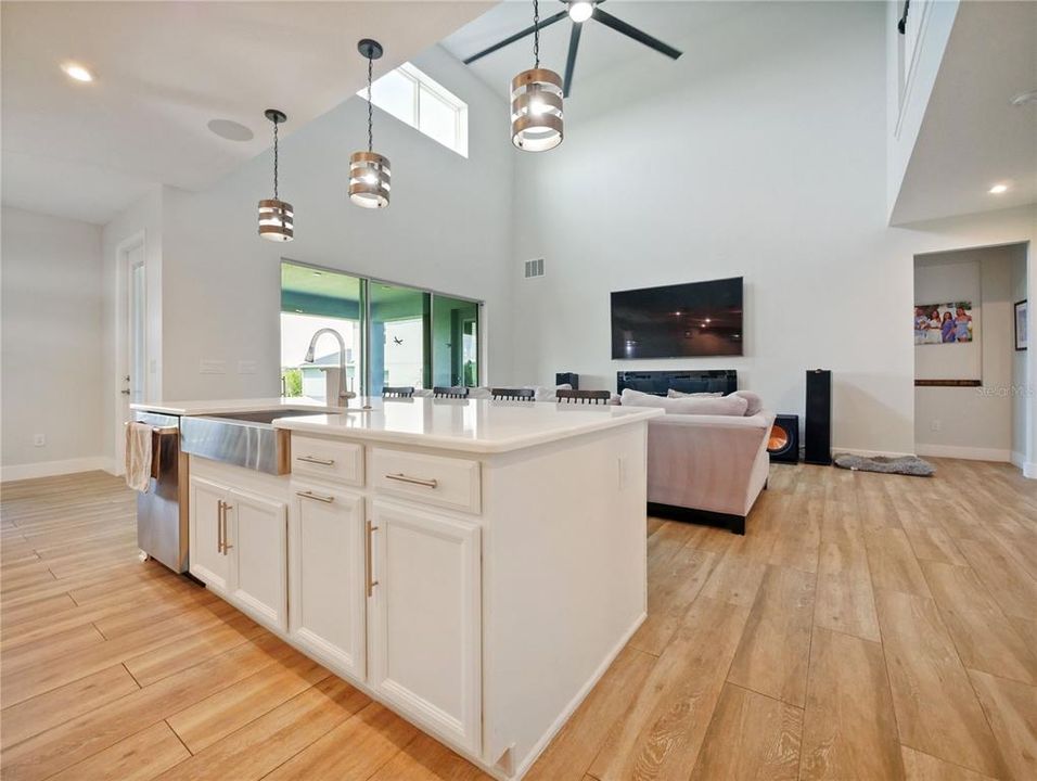 En Venta: $955,000 (6 camas, 3 baños, 4712 Pies cuadrados)