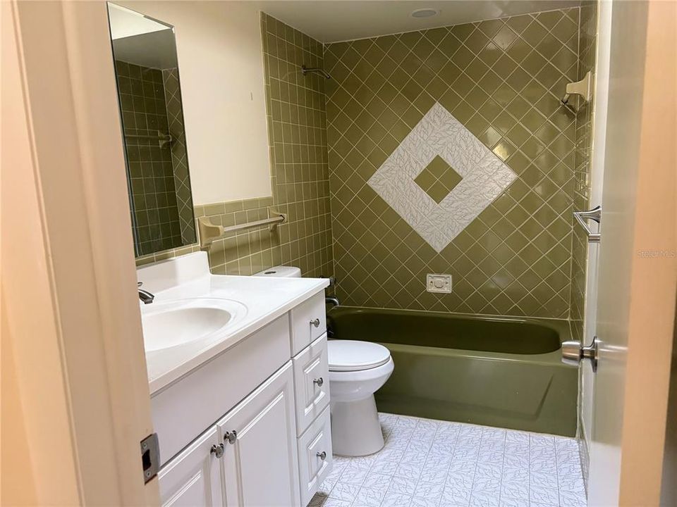 Под контрактом: $299,900 (3 спален, 2 ванн, 1288 Квадратных фут)