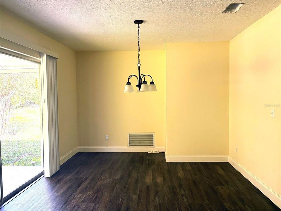 Под контрактом: $299,900 (3 спален, 2 ванн, 1288 Квадратных фут)