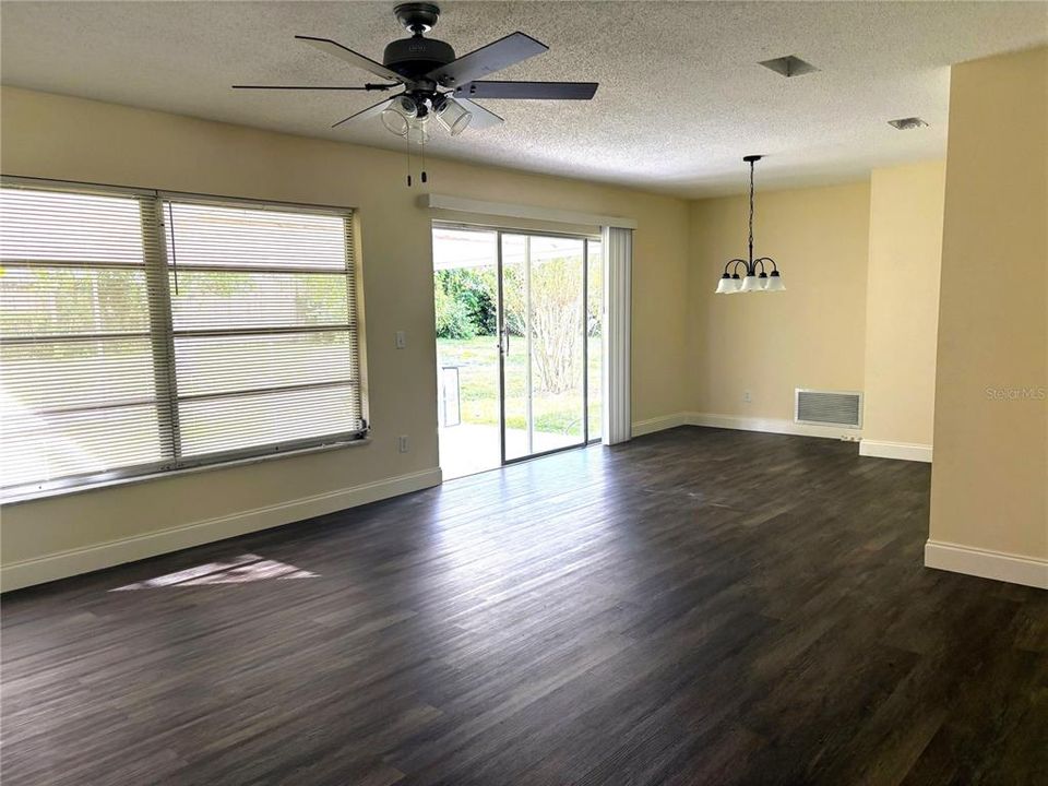 Под контрактом: $299,900 (3 спален, 2 ванн, 1288 Квадратных фут)