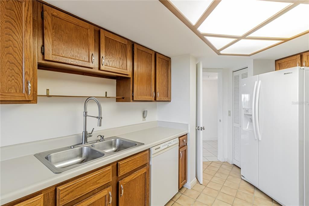 На продажу: $350,000 (2 спален, 2 ванн, 1476 Квадратных фут)