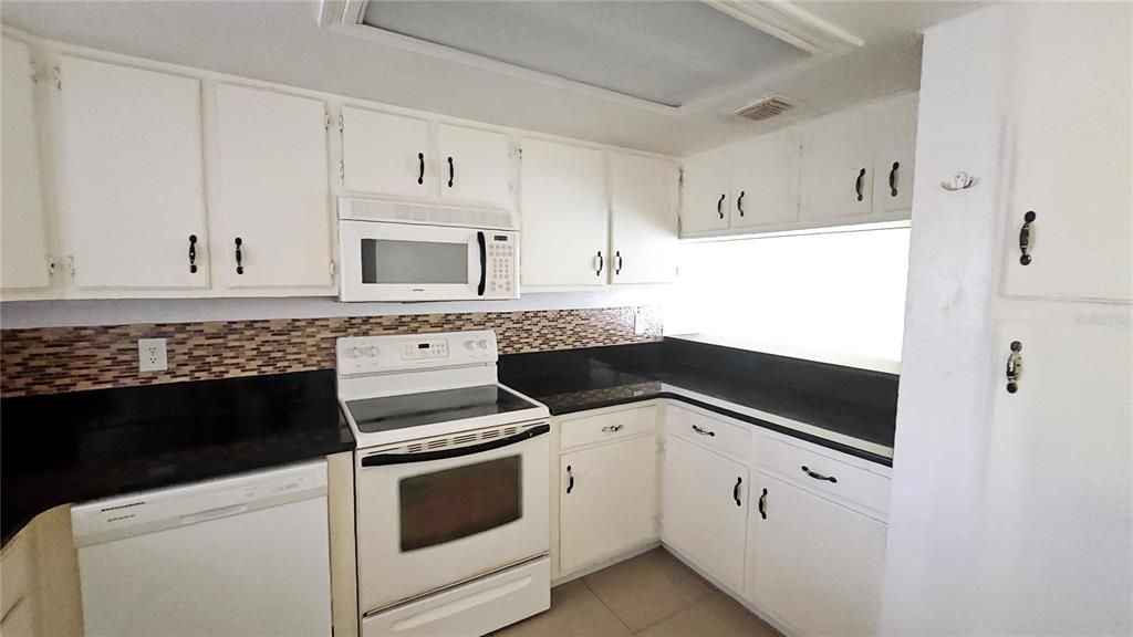 For Rent: $1,800 (2 beds, 2 baths, 1037 Square Feet)