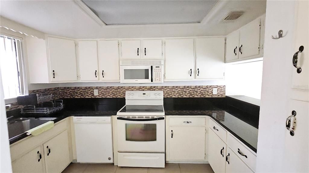 For Rent: $1,800 (2 beds, 2 baths, 1037 Square Feet)