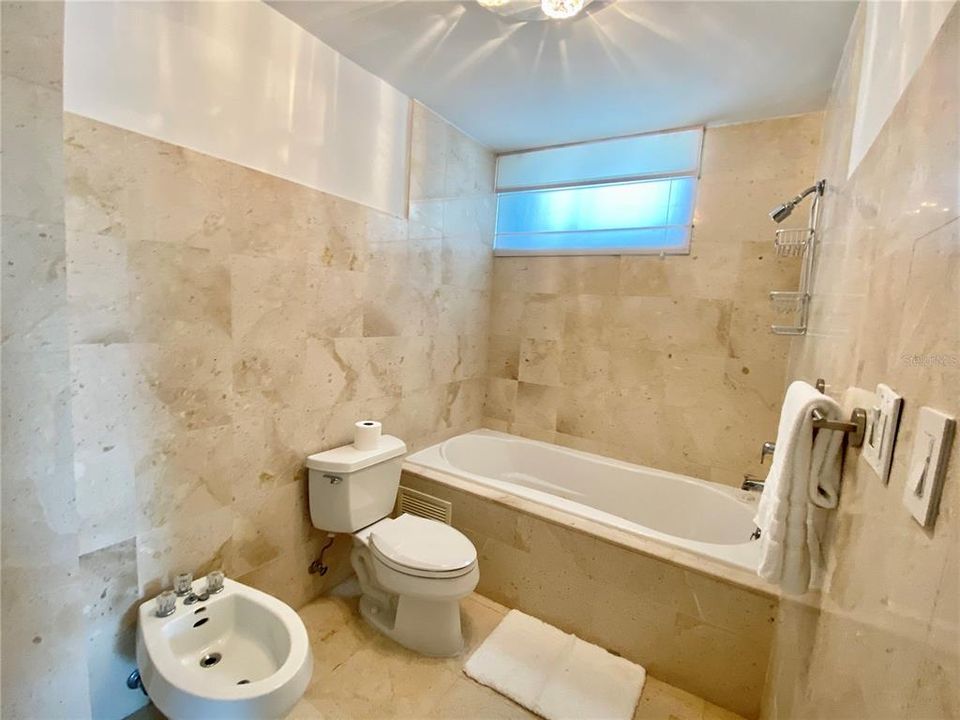 En Renta: $10,000 (3 camas, 2 baños, 2400 Pies cuadrados)