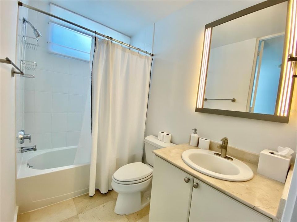 En Renta: $10,000 (3 camas, 2 baños, 2400 Pies cuadrados)