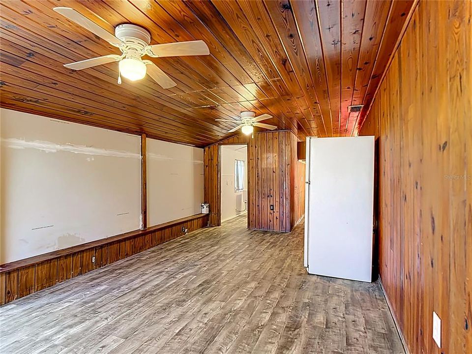 合同活跃: $180,000 (2 贝兹, 1 浴室, 794 平方英尺)