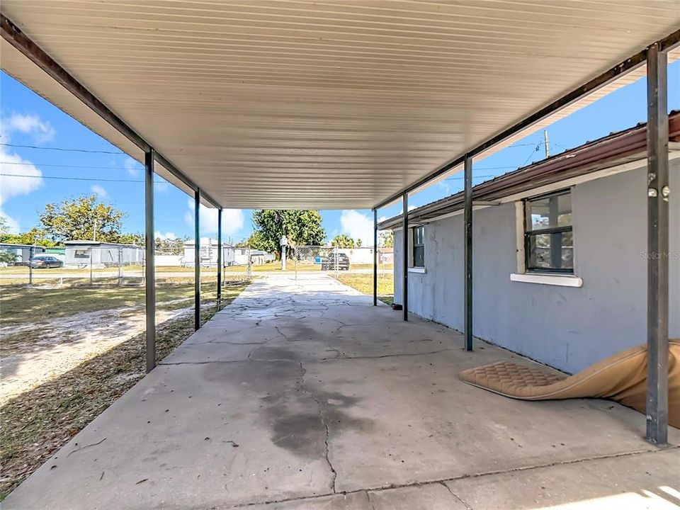 合同活跃: $180,000 (2 贝兹, 1 浴室, 794 平方英尺)