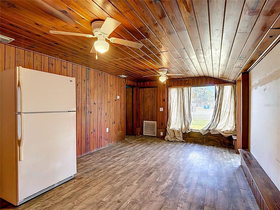 合同活跃: $180,000 (2 贝兹, 1 浴室, 794 平方英尺)