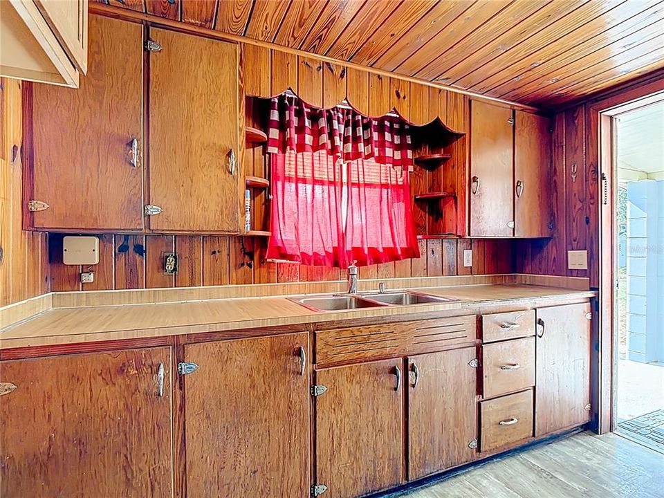 合同活跃: $180,000 (2 贝兹, 1 浴室, 794 平方英尺)