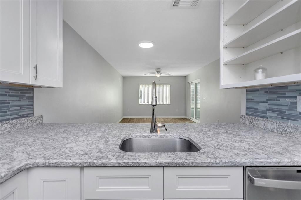 待售: $269,000 (2 贝兹, 2 浴室, 1359 平方英尺)