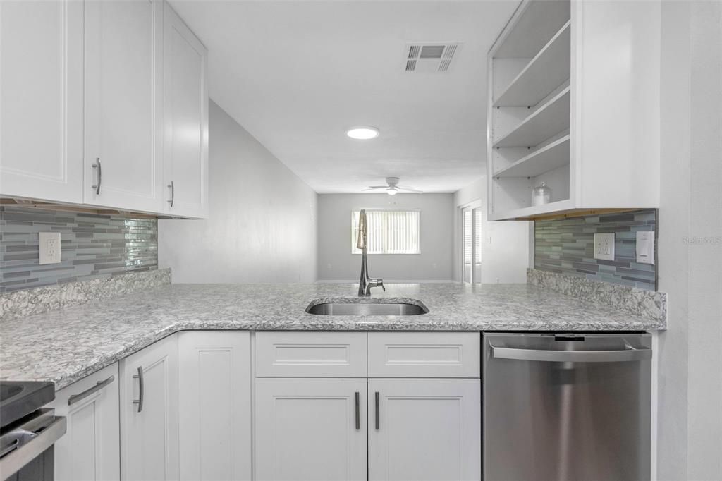 待售: $269,000 (2 贝兹, 2 浴室, 1359 平方英尺)