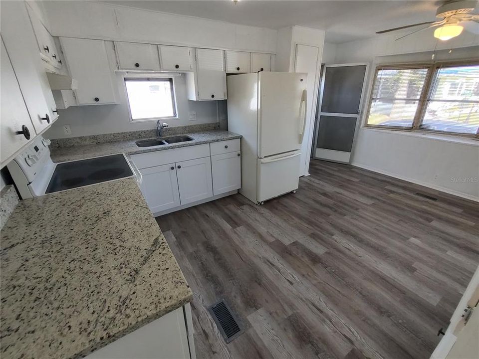 На продажу: $59,900 (2 спален, 1 ванн, 1000 Квадратных фут)