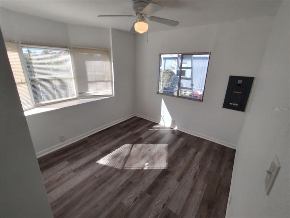 На продажу: $59,900 (2 спален, 1 ванн, 1000 Квадратных фут)