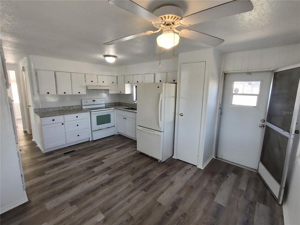 На продажу: $59,900 (2 спален, 1 ванн, 1000 Квадратных фут)