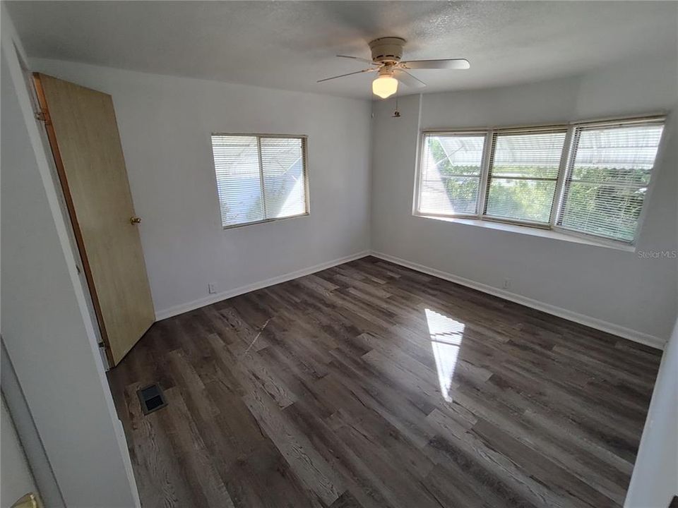 На продажу: $59,900 (2 спален, 1 ванн, 1000 Квадратных фут)