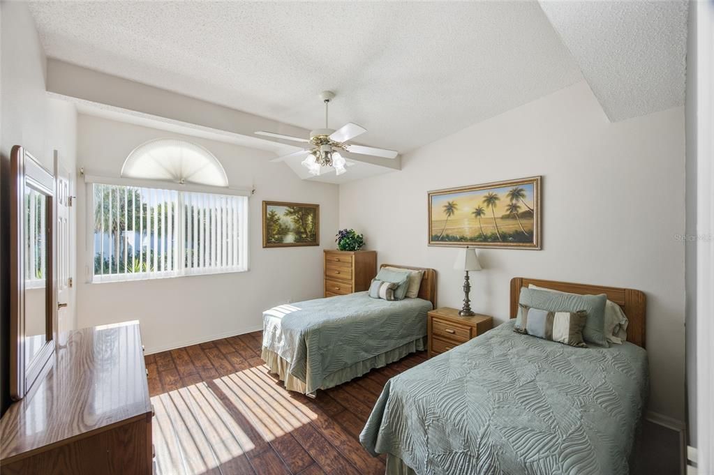 For Sale: $550,000 (3 beds, 2 baths, 1566 Square Feet)