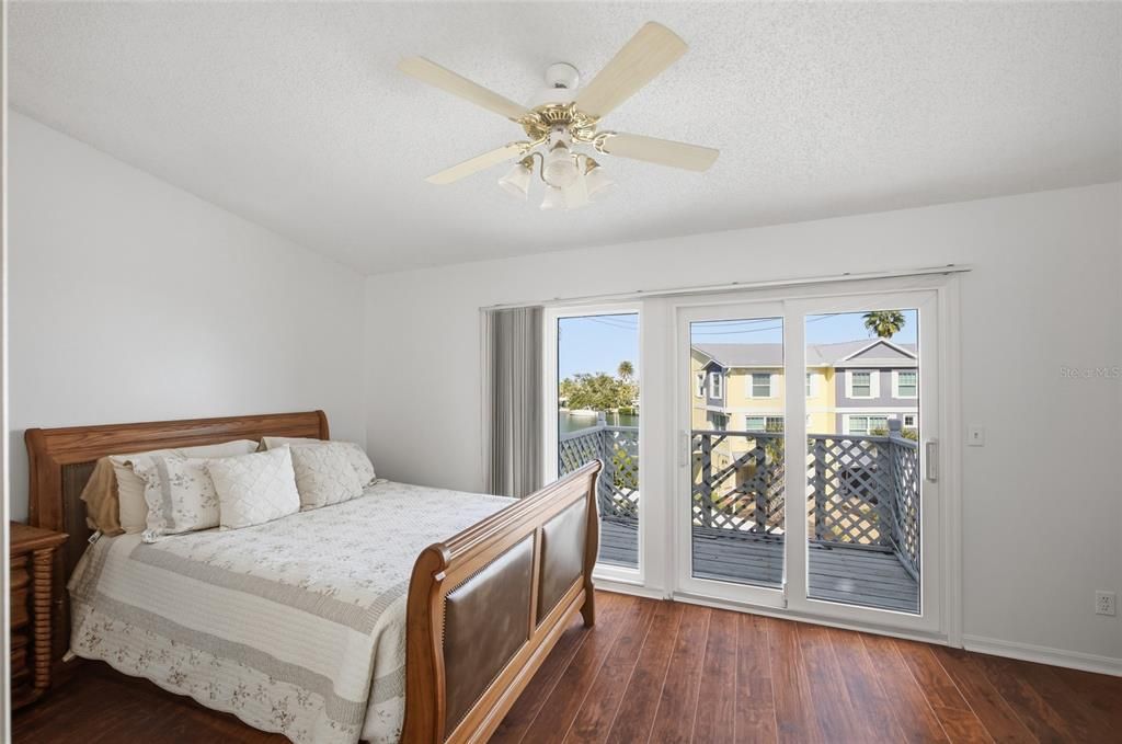 For Sale: $550,000 (3 beds, 2 baths, 1566 Square Feet)