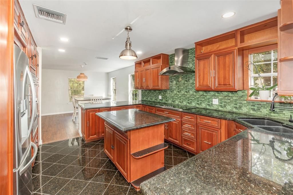 待售: $699,000 (5 贝兹, 3 浴室, 3566 平方英尺)