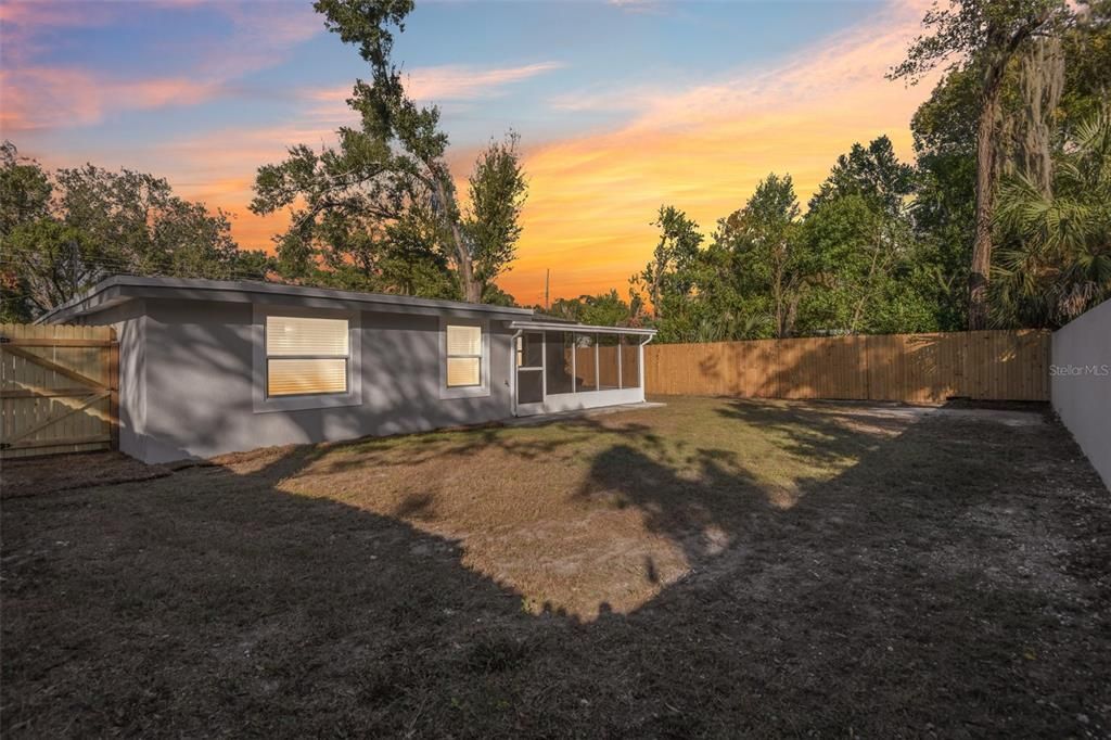 合同活跃: $325,000 (3 贝兹, 2 浴室, 1090 平方英尺)